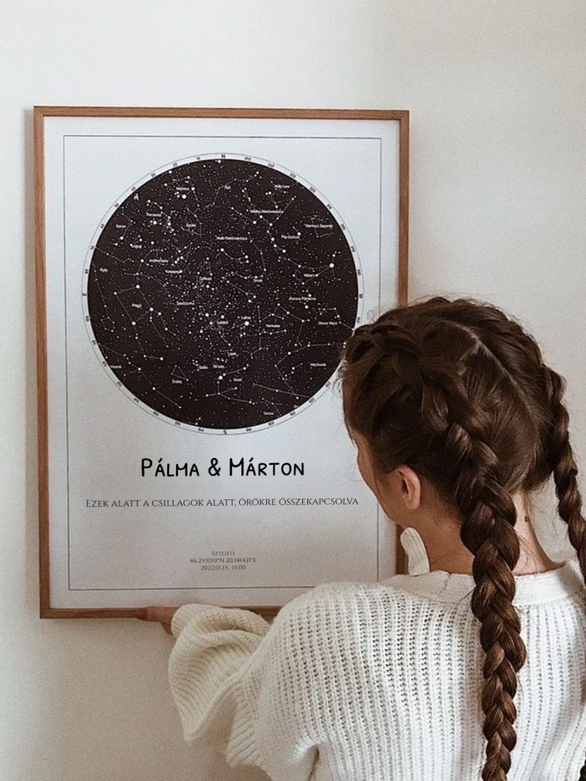 Egy nő egy romantikus ajándék csillagtérképet tart, ami Pálma és Márton évfordulójára készült.