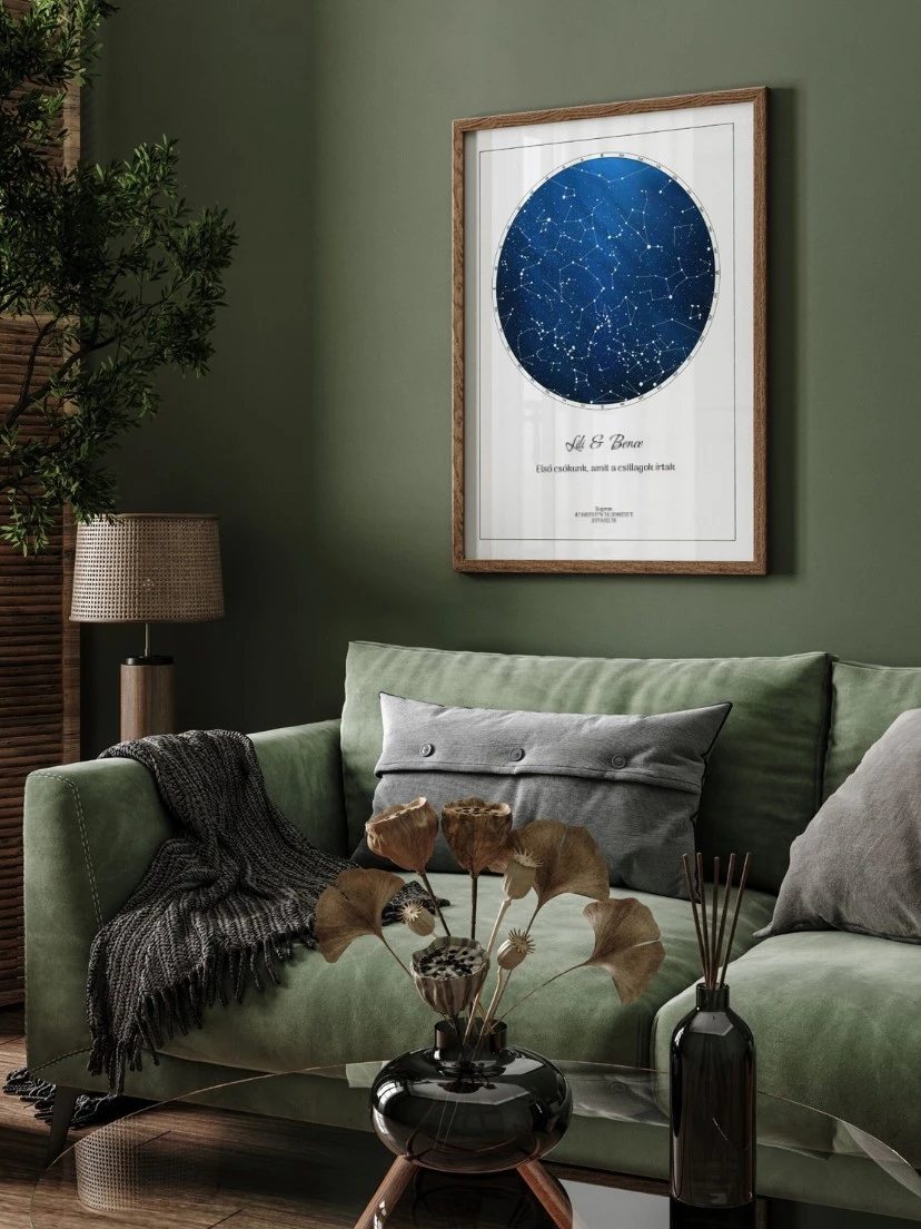 Bekeretezett csillagtérkép (Lili és Bence) mint elegáns esküvői emlék a nappali falán.